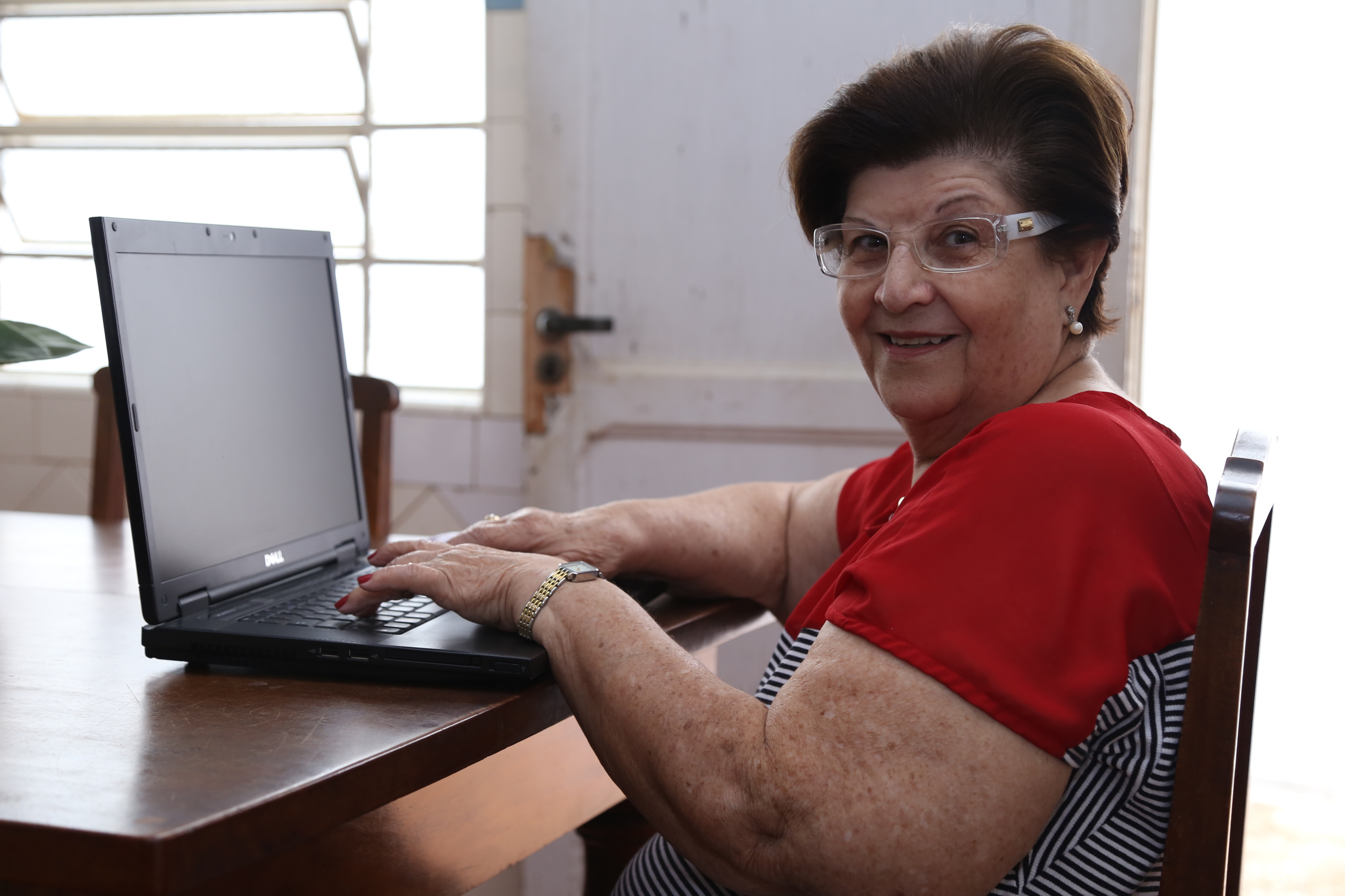  Aos 71 anos, Anna Luiza diz que gosta da internet e sente-se à vontade com o computador  (Foto: Ricardo Fernandes)